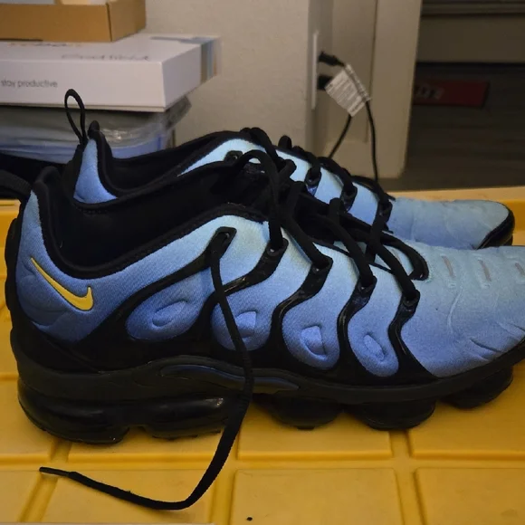 Nike Air Max Men’s Light Blue and Black Lace-Up Sneakers - Picture 2 of 4